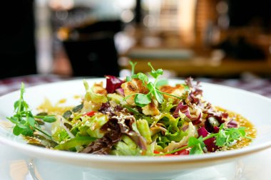 Lokantadaki lezzetli ana yemeğin yakın görüntüsü.