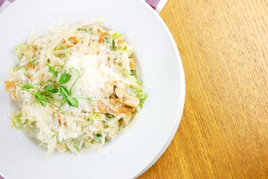 Lokantadaki lezzetli ana yemeğin yakın görüntüsü.