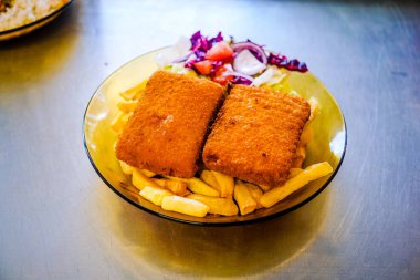 Lokantadaki ana yemek tabağının yakın plan görüntüsü.