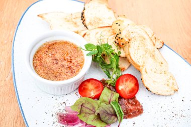 Tahta masadaki lezzetli ana yemek tabağının yakın çekimi. 