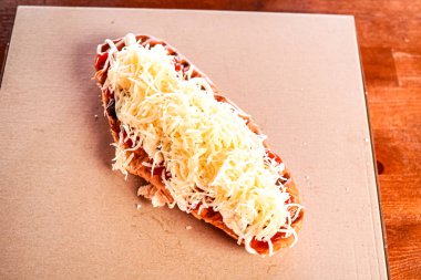 Restoran masasındaki lezzetli fast food yemeğinin yakın plan görüntüsü.