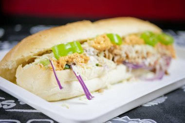 Restoran masasındaki lezzetli fast food yemeğinin yakın plan görüntüsü.