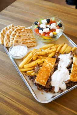 Lokantada lezzetli Yunan yemeği jiroskoplarının yakın plan görüntüsü 