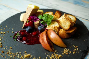 Lokantadaki ana yemek tabağının yakın plan görüntüsü.