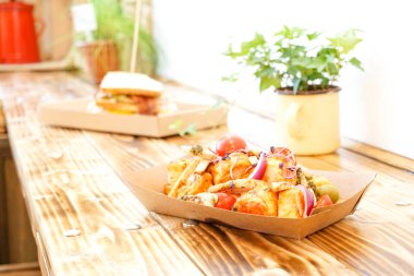 Restoran masasındaki lezzetli fast food yemeğinin yakın plan görüntüsü.