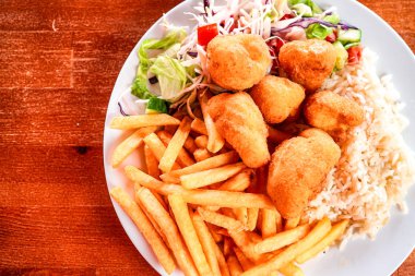 Tahta masadaki lezzetli ana yemek tabağının yakın çekimi. 