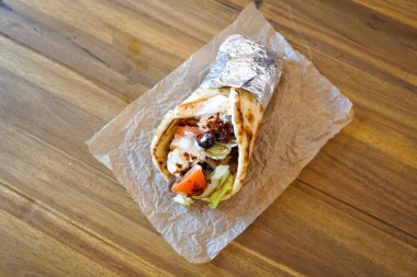 Lokantada lezzetli Yunan yemeği jiroskoplarının yakın plan görüntüsü 