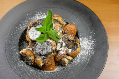 Lokanta masasının üstünde lezzetli tatlı manzarası.