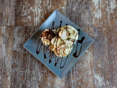 Lokanta masasının üstünde lezzetli tatlı manzarası.