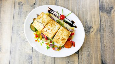 Masadaki lezzetli ana yemeğin yakın görüntüsü.