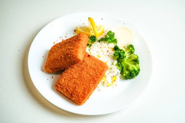 Lokantadaki ana yemek tabağının yakın plan görüntüsü.