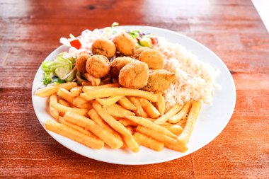 Tahta masadaki lezzetli ana yemek tabağının yakın çekimi. 