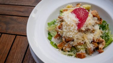 Tahta masadaki lezzetli ana yemek tabağının yakın çekimi. 