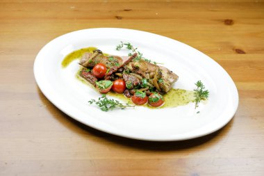 Lokantadaki lezzetli ana yemeğin yakın görüntüsü.