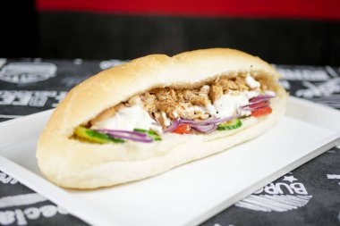Restoran masasındaki lezzetli fast food yemeğinin yakın plan görüntüsü.