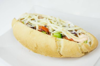 Restoran masasındaki lezzetli fast food yemeğinin yakın plan görüntüsü.