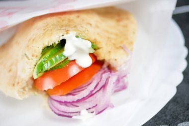 Restoran masasındaki lezzetli fast food yemeğinin yakın plan görüntüsü.