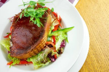 Lokantadaki lezzetli ana yemeğin yakın görüntüsü.