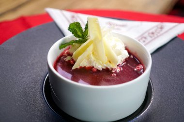 Lokanta masasının üstünde lezzetli tatlı manzarası.