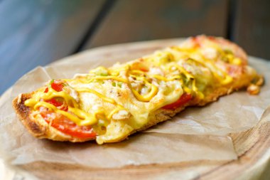 Restoran masasındaki lezzetli fast food yemeğinin yakın plan görüntüsü.