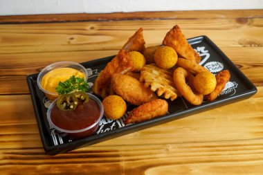 Restoran masasındaki lezzetli fast food yemeğinin yakın plan görüntüsü.