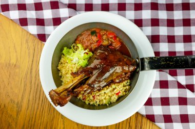 Masadaki lezzetli ana yemeğin yakın görüntüsü.