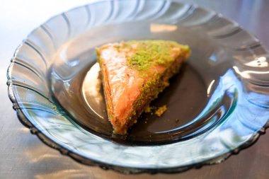 Lokanta masasının üstünde lezzetli tatlı manzarası.