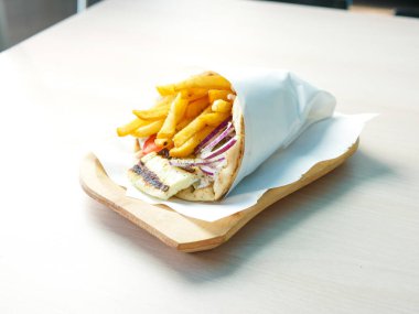 Lokantada lezzetli Yunan yemeği jiroskoplarının yakın plan görüntüsü 