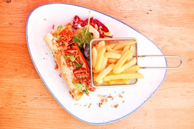 Restoran masasındaki lezzetli fast food yemeğinin yakın plan görüntüsü.