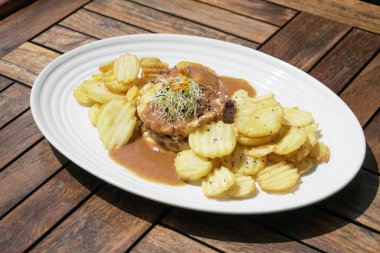 Lokantadaki lezzetli ana yemeğin yakın görüntüsü.