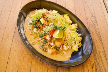 Lokantadaki ana yemek tabağının yakın plan görüntüsü.