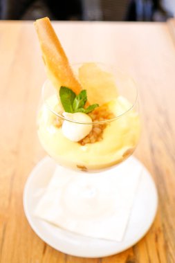 Lokanta masasının üstünde lezzetli tatlı manzarası.