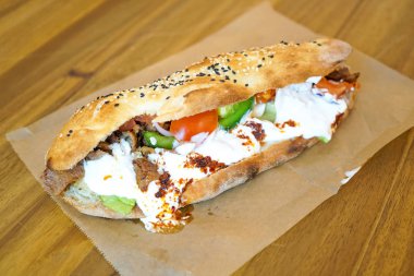 Restoran masasındaki lezzetli fast food yemeğinin yakın plan görüntüsü.