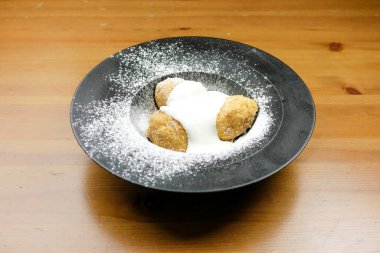 Lokanta masasının üstünde lezzetli tatlı manzarası.