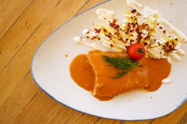 Lokantadaki ana yemek tabağının yakın plan görüntüsü.