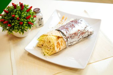 Restoran masasındaki lezzetli fast food yemeğinin yakın plan görüntüsü.