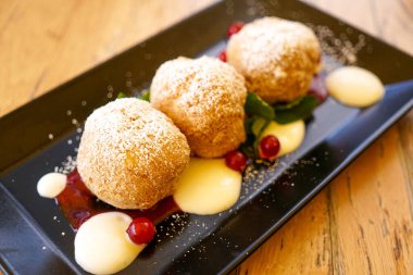 Lokanta masasının üstünde lezzetli tatlı manzarası.