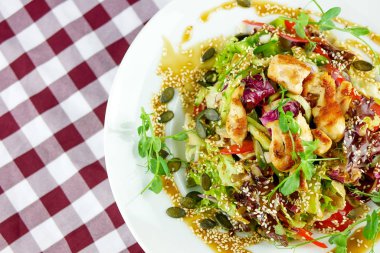 Lokantadaki lezzetli ana yemeğin yakın görüntüsü.