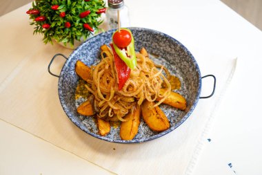 Lokantadaki Asya yemeğinin yakın plan görüntüsü.