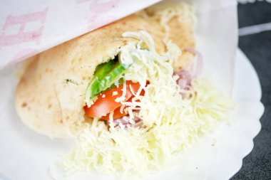 Restoran masasındaki lezzetli fast food yemeğinin yakın plan görüntüsü.