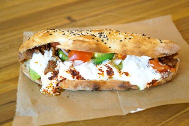 Restoran masasındaki lezzetli fast food yemeğinin yakın plan görüntüsü.