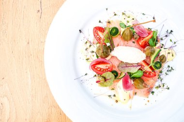 Tahta masadaki lezzetli ana yemek tabağının yakın çekimi. 