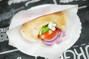 Restoran masasındaki lezzetli fast food yemeğinin yakın plan görüntüsü.