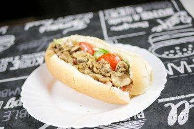 Restoran masasındaki lezzetli fast food yemeğinin yakın plan görüntüsü.