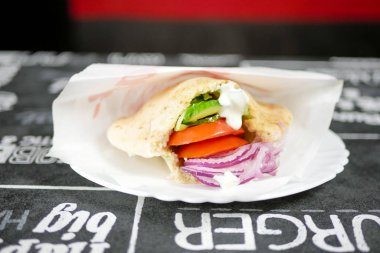 Restoran masasındaki lezzetli fast food yemeğinin yakın plan görüntüsü.