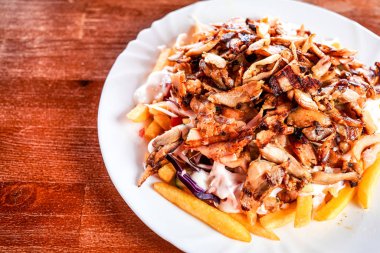 Lokantada lezzetli Yunan yemeği jiroskoplarının yakın plan görüntüsü 