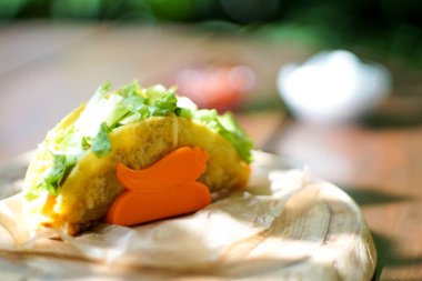 Restoran masasındaki lezzetli fast food yemeğinin yakın plan görüntüsü.