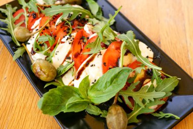 Lokantadaki ana yemek tabağının yakın plan görüntüsü.