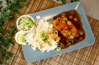 Lokantadaki ana yemek tabağının yakın plan görüntüsü.