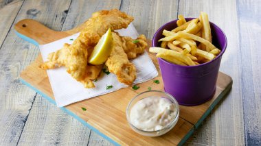 Restoran masasındaki lezzetli fast food yemeğinin yakın plan görüntüsü.